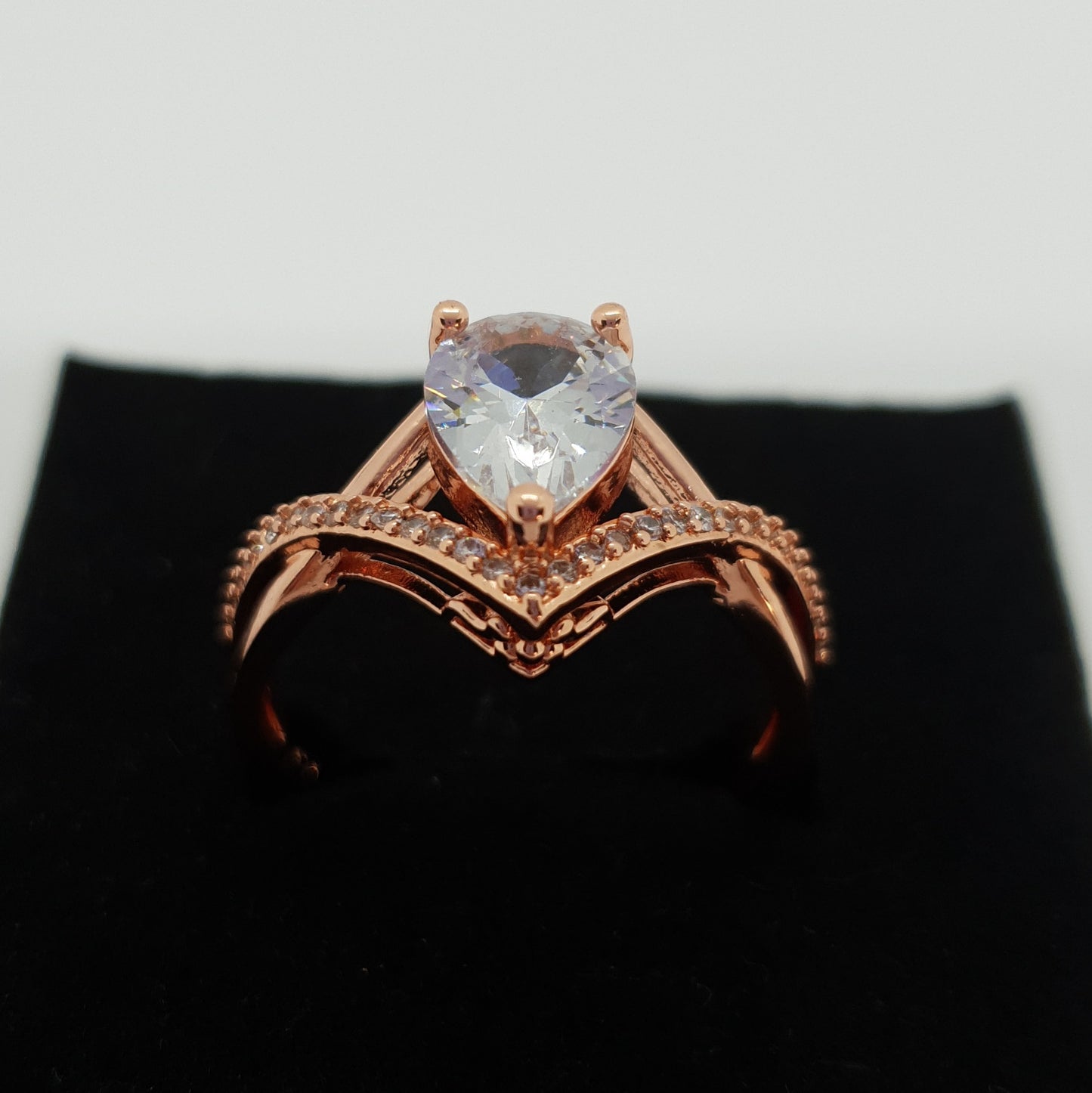 Elegant Gold Cubic Zirconia Waterdrop Ring