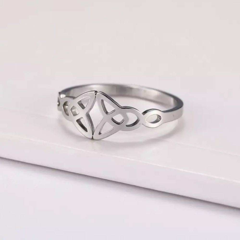 Vintage Triquetra Celtic Ring