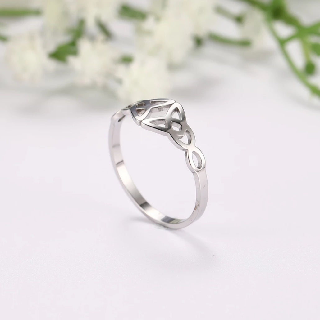 Vintage Triquetra Celtic Ring