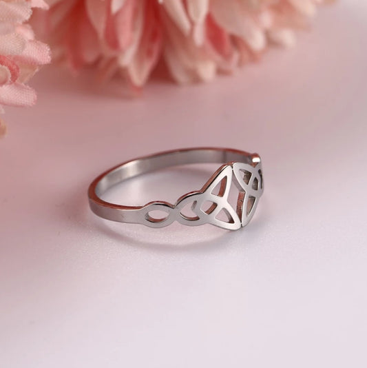 Vintage Triquetra Celtic Ring